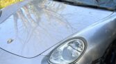 Porsche Boxster 987 2.7 grise devant phare