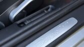 Porsche Boxster 987 2.7 grise seuil porte
