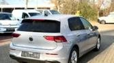 Volkswagen Golf 8 grise coté arrière
