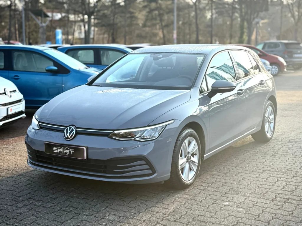 Volkswagen Golf 8 grise coté avant