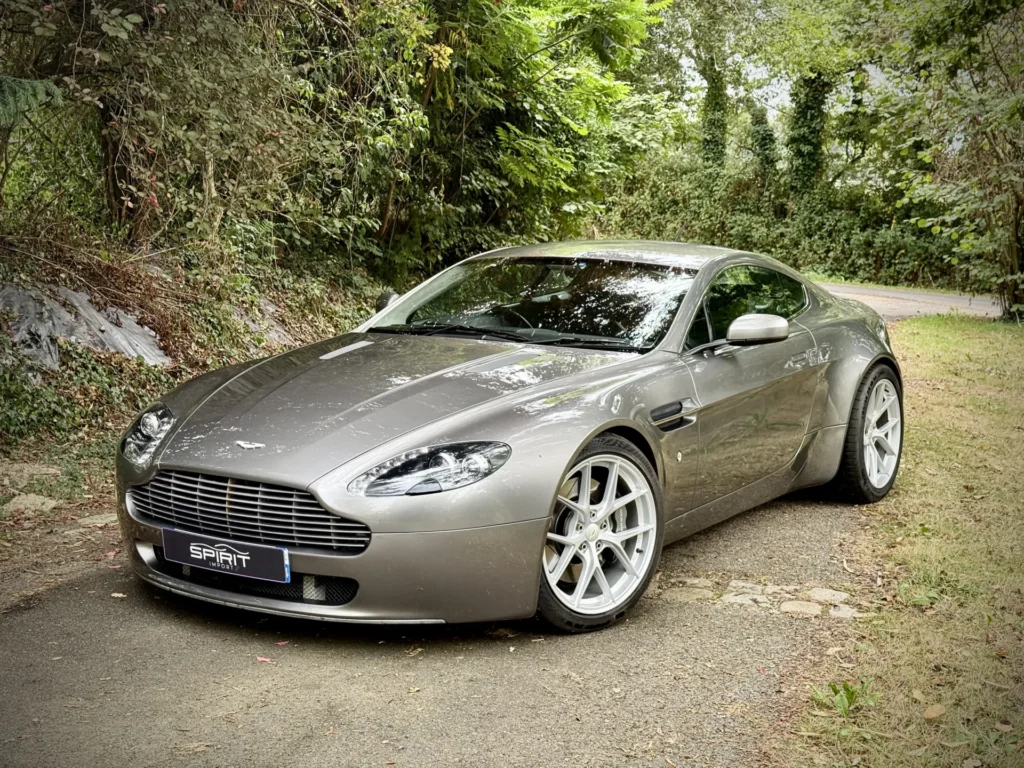 Aston Martin V8 Vantage 2006 paysage coté